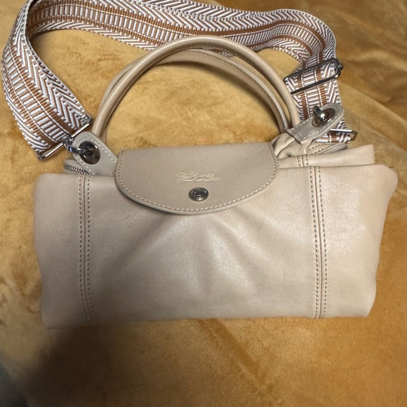 Elegant Tan Leather Handbag - Picture 2 of 6